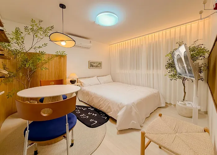 Jongno 30 Minutes, Itaewon 20 Minutes, Hongdae 20 Minutes, National Museum Of Korea, Tower 30 Minutes * Seoul