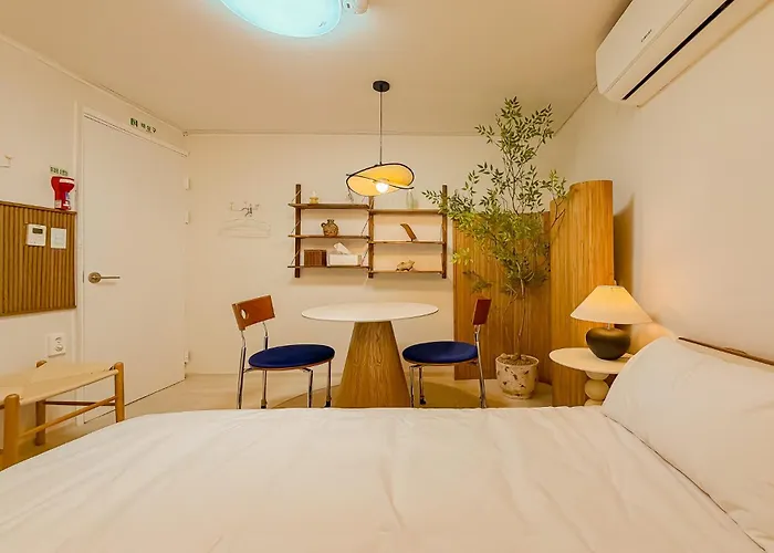 Apartment Jongno 30 Minutes, Itaewon 20 Minutes, Hongdae 20 Minutes, National Museum Of Korea, Tower 30 Minutes *
